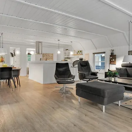 Pet Friendly Home In Blavand With Sauna בית נופש בלבאנד